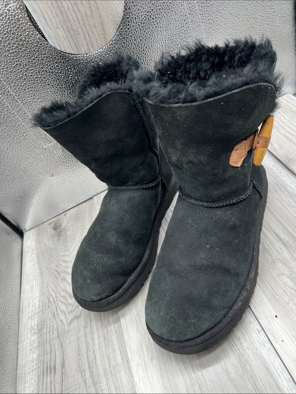UGG Keely Genuine Sheepskin Boot BLACK SUEDE TOGGLE size 9